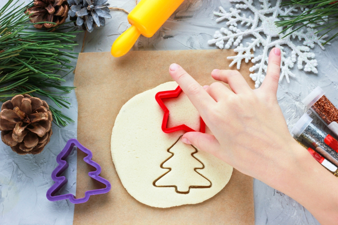 Sūrios tešlos išpjaustymas sausainių formele